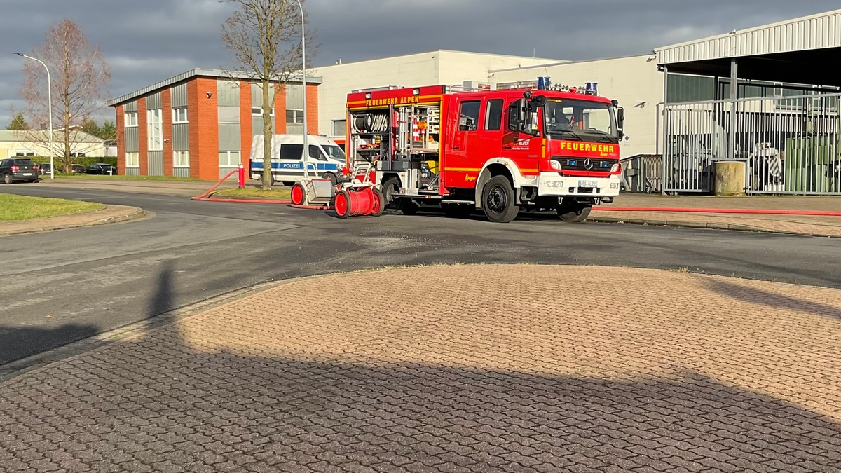 FW Alpen: Elektrobrand in Werkshalle - Foto: presseportal.de