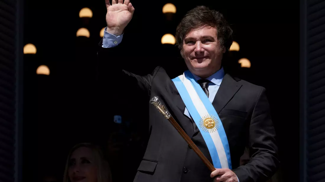 Argentiniens Präsident Javier Milei hatte die Wahl mit radikalen Forderungen nach einer wirtschaftlichen und politischen Kehrtwende gewonnen. - Bild: Matilde Campodonico/AP/dpa
