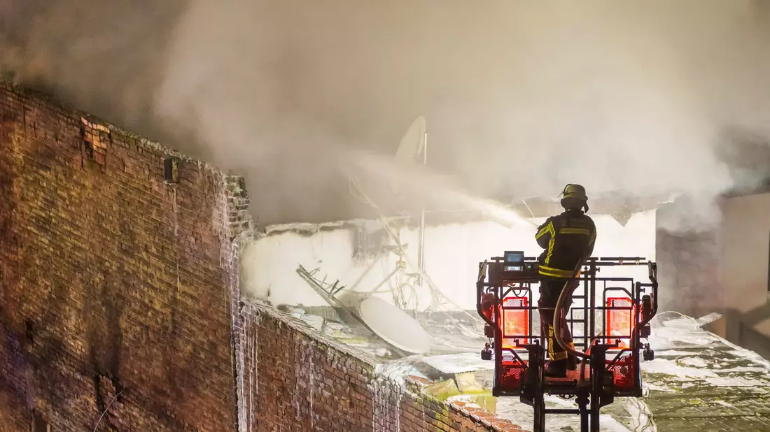 Das Haus in Offenbach habe laut Polizei vollständig in Flammen gestanden. - Bild: Andreas Arnold/dpa