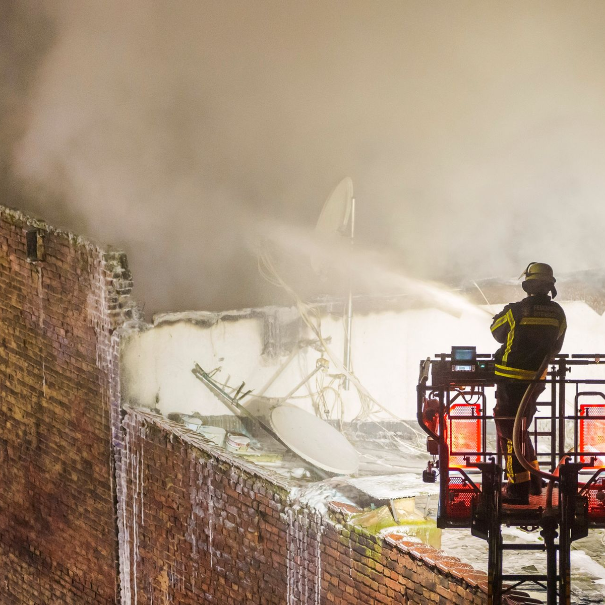 Das Haus in Offenbach habe laut Polizei vollständig in Flammen gestanden. - Foto: Andreas Arnold/dpa