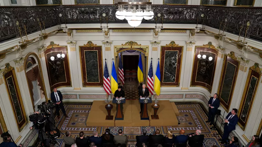 Bei einem Telefonat zwischen Selenskyj (l) und Biden sind dem ukrainischen Präsidenten zufolge Details zur Lieferung neuer reichweitenstarker Raketen vom Typ ATACMS «finalisiert» worden. - Bild: Evan Vucci/AP/dpa