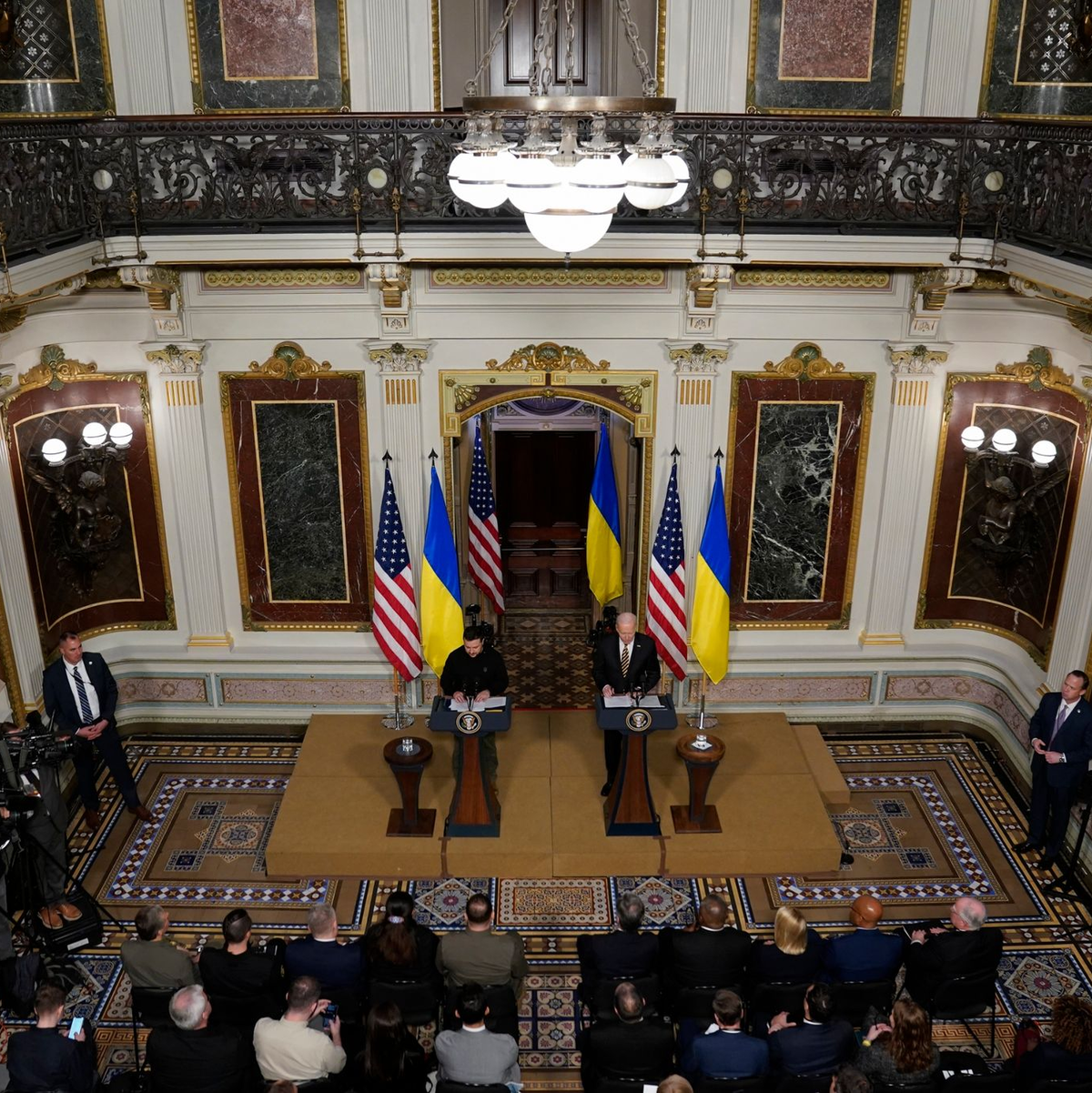 Bei einem Telefonat zwischen Selenskyj (l) und Biden sind dem ukrainischen Präsidenten zufolge Details zur Lieferung neuer reichweitenstarker Raketen vom Typ ATACMS «finalisiert» worden. - Foto: Evan Vucci/AP/dpa