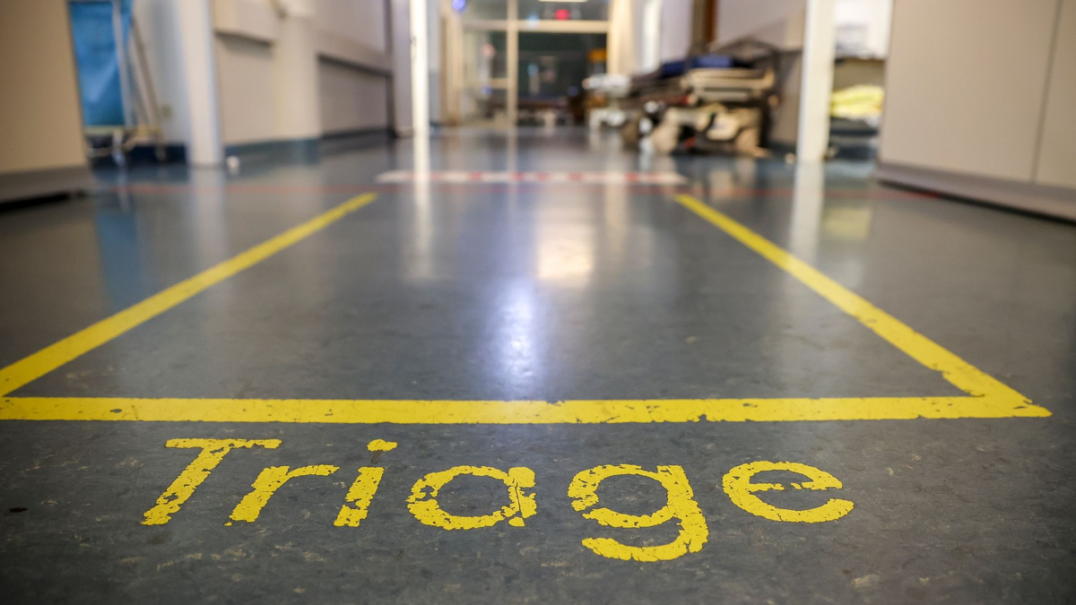 Der Ärzteverband reicht eine Verfassungsbeschwerde gegen die Triage-Regel ein. - Foto: Jan Woitas/dpa