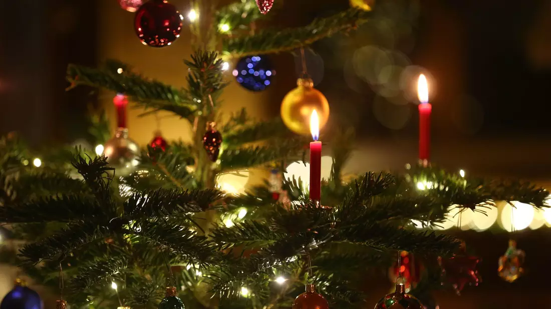 Um ein friedliches Weihnachtsfest mit der Familie zu feiern, haben Psychologinnen ein paar Tipps. - Bild: picture alliance / Karl-Josef Hildenbrand/dpa
