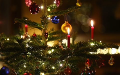 Um ein friedliches Weihnachtsfest mit der Familie zu feiern, haben Psychologinnen ein paar Tipps. - Foto: picture alliance / Karl-Josef Hildenbrand/dpa