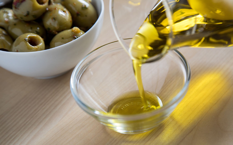 Schlechte Ernte treibt die Preise für Olivenöl in die Höhe. - Foto: Christin Klose/dpa-tmn/dpa