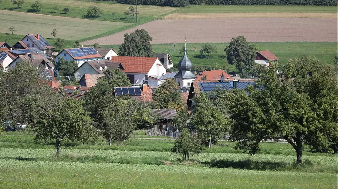 Verdächtig: Eine Wiese vor einem Dorf in Bayern - Bild: über dts Nachrichtenagentur