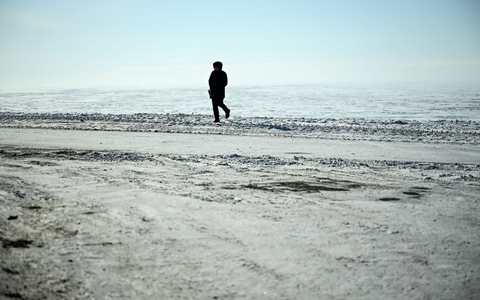 Zum fünften Mal in den vergangenen 34 Jahren ist höchste Punkt der Eisdecke in Grönland geschmolzen. - Foto: Britta Pedersen/dpa