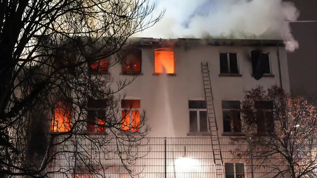 Alle drei Etagen des Wohnhauses brannten aus. - Bild: 5vision.News/5VISION.NEWS/dpa