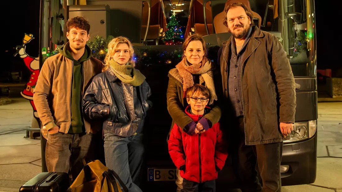 Alle Jahre wieder (AT): Letzte Klappe für romantisches Weihnachts-Roadmovie mit Sinje Irslinger, Klaus Steinbacher, Charly Hübner, Maria Simon, Elena Uhlig u. v. a. - Bild: presseportal.de