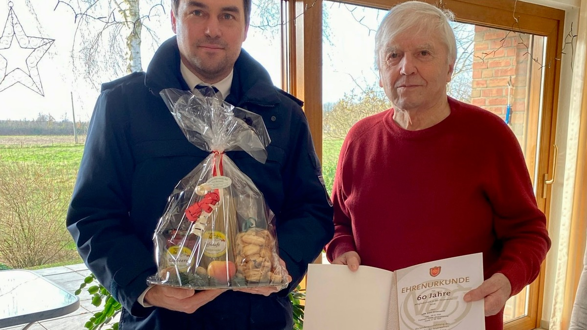 FW Hünxe: Wehrleitung verteilt Weihnachtsgeschenke und ehrt Mitglieder - Foto: presseportal.de