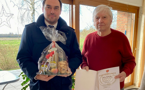 FW Hünxe: Wehrleitung verteilt Weihnachtsgeschenke und ehrt Mitglieder - Foto: presseportal.de