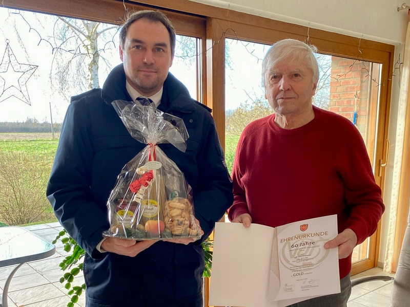 FW Hünxe: Wehrleitung verteilt Weihnachtsgeschenke und ehrt Mitglieder - Foto: presseportal.de