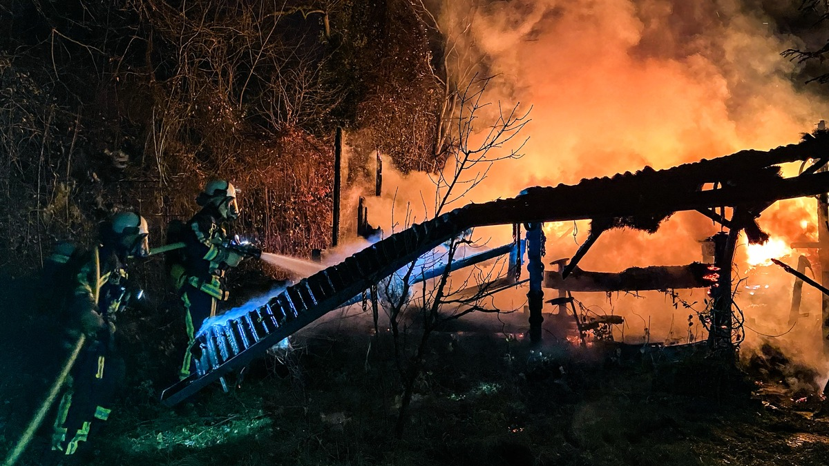 FW-BO: Laubenbrand in Langendreer am Mittwochmorgen - Foto: presseportal.de