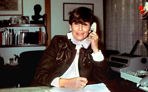 Juliane Weber in ihrem Bonner Arbeitszimmer im November 1979. - Foto: Heinrich Sanden/dpa