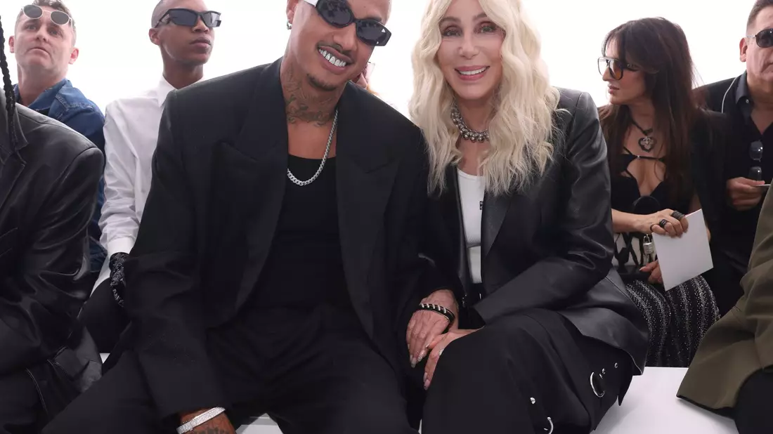 Pop-Ikone Cher und ihr Freund Alexander Edwards in Paris bei einer Modenschau. - Bild: Vianney Le Caer/Invision/AP/dpa