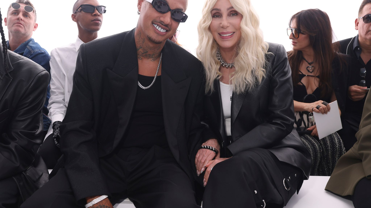 Pop-Ikone Cher und ihr Freund Alexander Edwards in Paris bei einer Modenschau. - Foto: Vianney Le Caer/Invision/AP/dpa