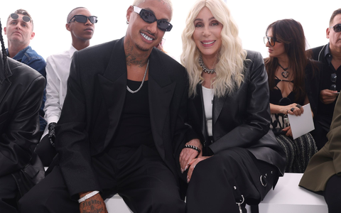 Pop-Ikone Cher und ihr Freund Alexander Edwards in Paris bei einer Modenschau. - Foto: Vianney Le Caer/Invision/AP/dpa