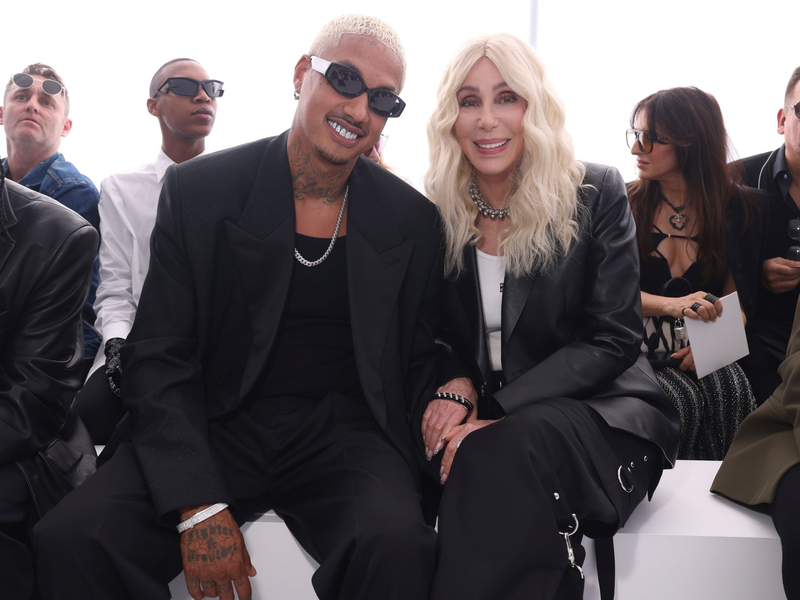 Pop-Ikone Cher und ihr Freund Alexander Edwards in Paris bei einer Modenschau. - Foto: Vianney Le Caer/Invision/AP/dpa