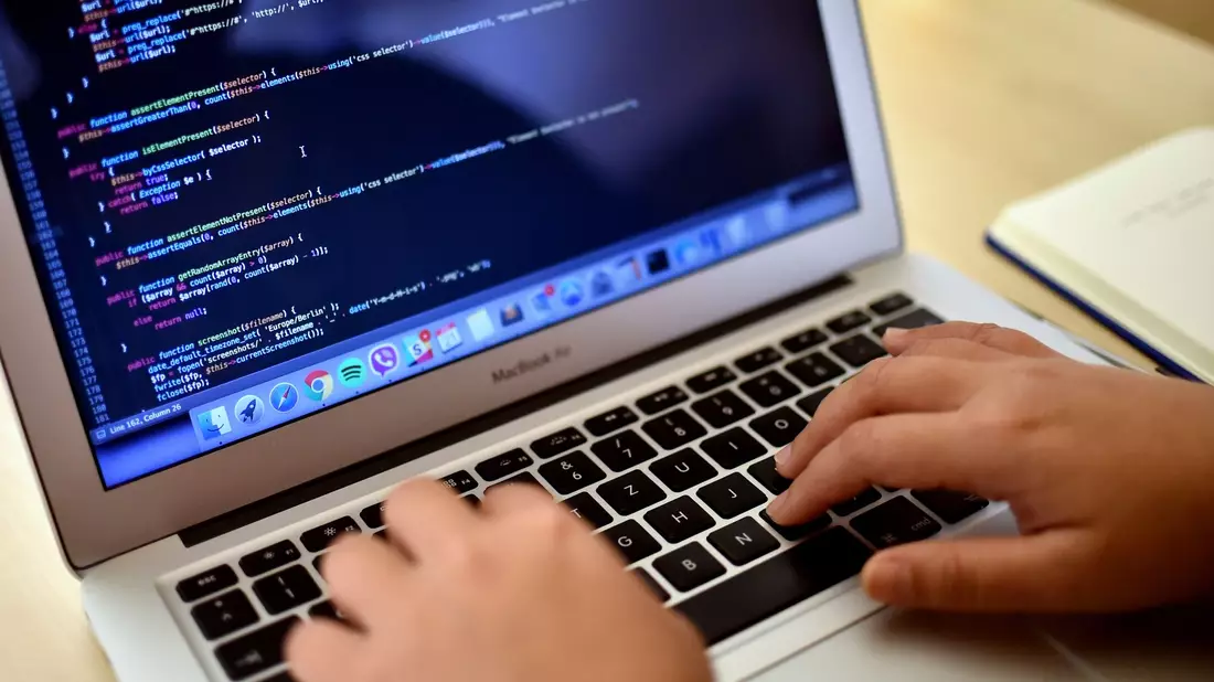 IT-Fachkräfte gesucht: Noch nie waren in Deutschland einer Studie zufolge so viele IT-Stellen unbesetzt wie in diesem Jahr. (Symbolbild) - Bild: Britta Pedersen/dpa-Zentralbild/dpa