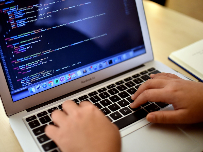 IT-Fachkräfte gesucht: Noch nie waren in Deutschland einer Studie zufolge so viele IT-Stellen unbesetzt wie in diesem Jahr. (Symbolbild) - Foto: Britta Pedersen/dpa-Zentralbild/dpa