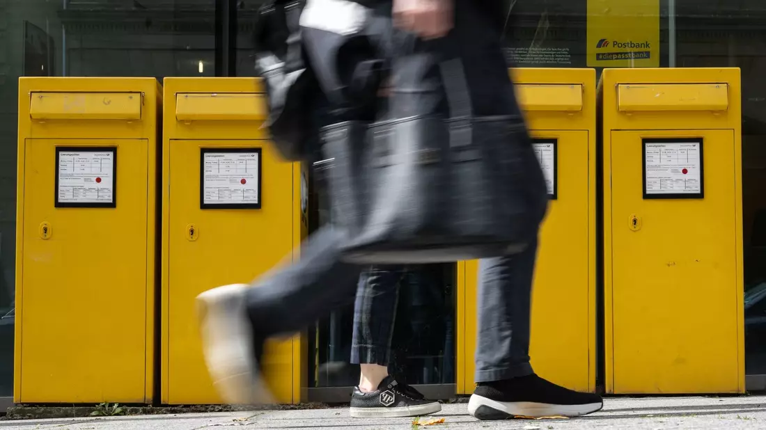 Die Bundesnetzagentur rechnet in diesem Jahr bis zum Jahresende mit mehr als 40.000 Post-Beschwerden. - Bild: Marijan Murat/dpa