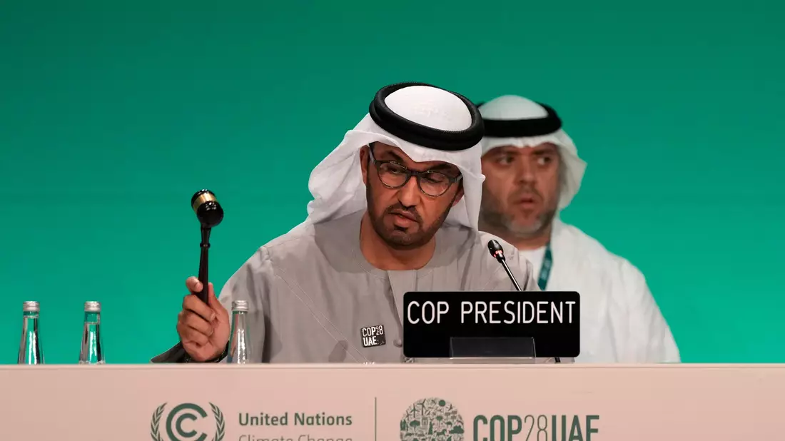 Auf der Weltklimakonferenz wurde mit einem Tag Verspätung ein Abschlusstext verabschiedet. Der Konferenzpräsident Sultan Al-Dschaber spricht von einem «historischen Paket». - Bild: Kamran Jebreili/AP/dpa
