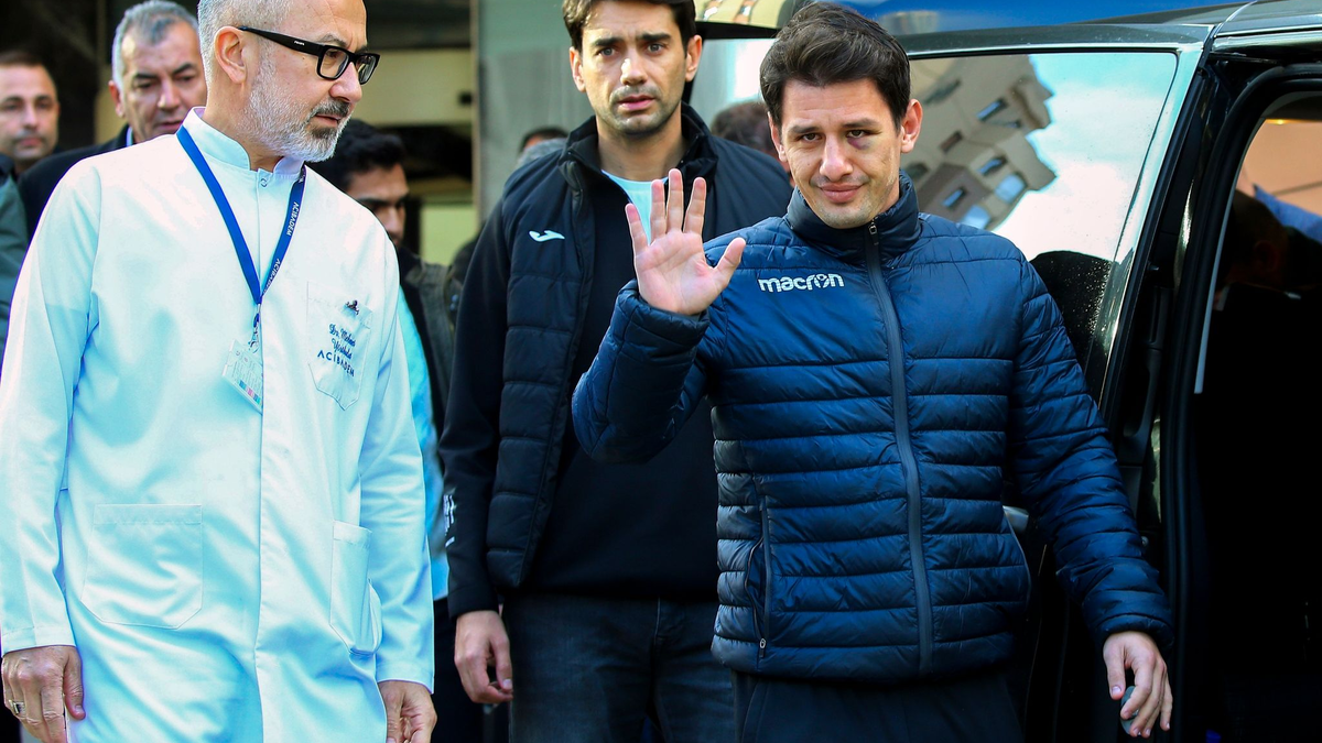 Der Schiedsrichter Halil Umut Meler (r) konnte das Krankenhaus wieder verlassen. - Foto: Ali Unal/AP/dpa