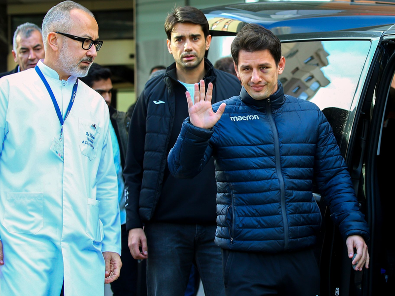 Der Schiedsrichter Halil Umut Meler (r) konnte das Krankenhaus wieder verlassen. - Foto: Ali Unal/AP/dpa