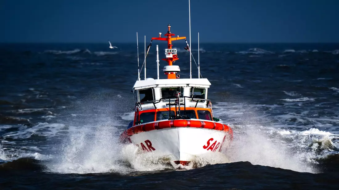 Das Seenotrettungsboot «Gillis Gullbranson» (Archivbild). Mehrere Schiffe der Seenotretter waren an der Suche beteiligt. - Bild: Sina Schuldt/dpa