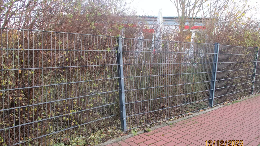 POL-WOB: Hoher Schaden am Zaun - Unfallverursacher flüchtet unerkannt - Bild: presseportal.de