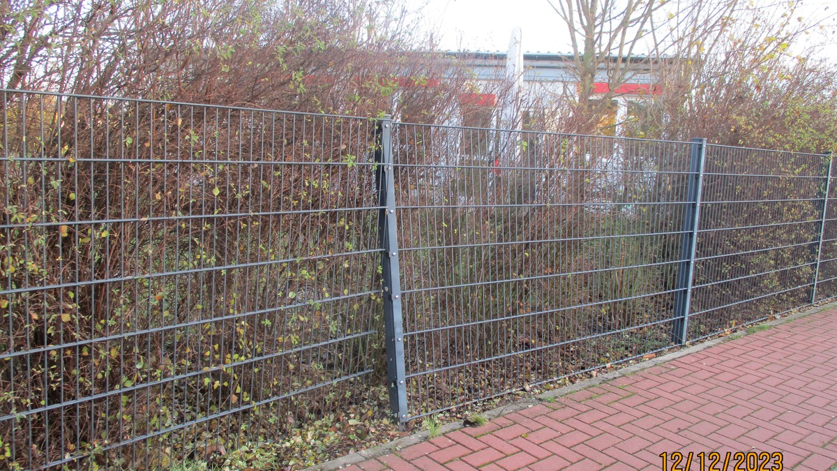 POL-WOB: Hoher Schaden am Zaun - Unfallverursacher flüchtet unerkannt - Foto: presseportal.de