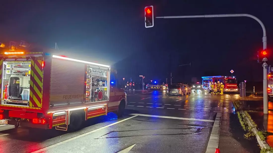 FW Grevenbroich: Fünf Verletzte nach Unfall zwischen Bus und drei PKW / Schulbus kappt Straßenbaum und landet im Acker, B477 komplett gesperrt - Bild: presseportal.de