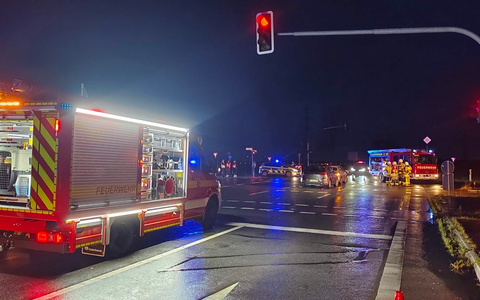 FW Grevenbroich: Fünf Verletzte nach Unfall zwischen Bus und drei PKW / Schulbus kappt Straßenbaum und landet im Acker, B477 komplett gesperrt - Foto: presseportal.de