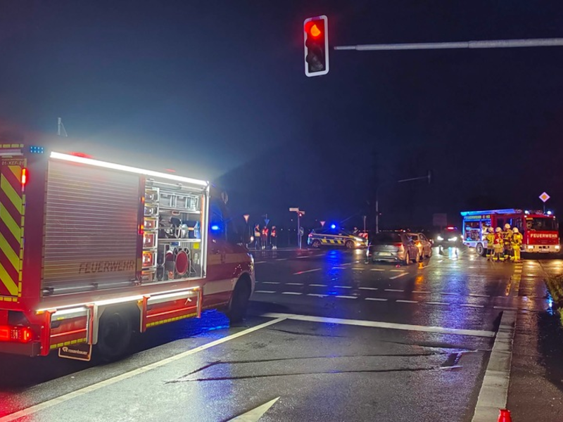 FW Grevenbroich: Fünf Verletzte nach Unfall zwischen Bus und drei PKW / Schulbus kappt Straßenbaum und landet im Acker, B477 komplett gesperrt - Foto: presseportal.de