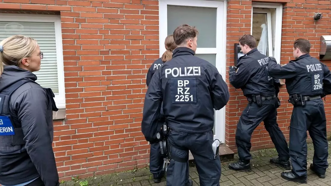 BPOL Rostock: Gemeinsame Pressemitteilung der Staatsanwaltschaft Itzehoe und der Bundespolizeiinspektion Kriminalitätsbekämpfung Rostock Bundespolizei gelingt erneut Schlag gegen Schleusungskriminalität - Bild: presseportal.de
