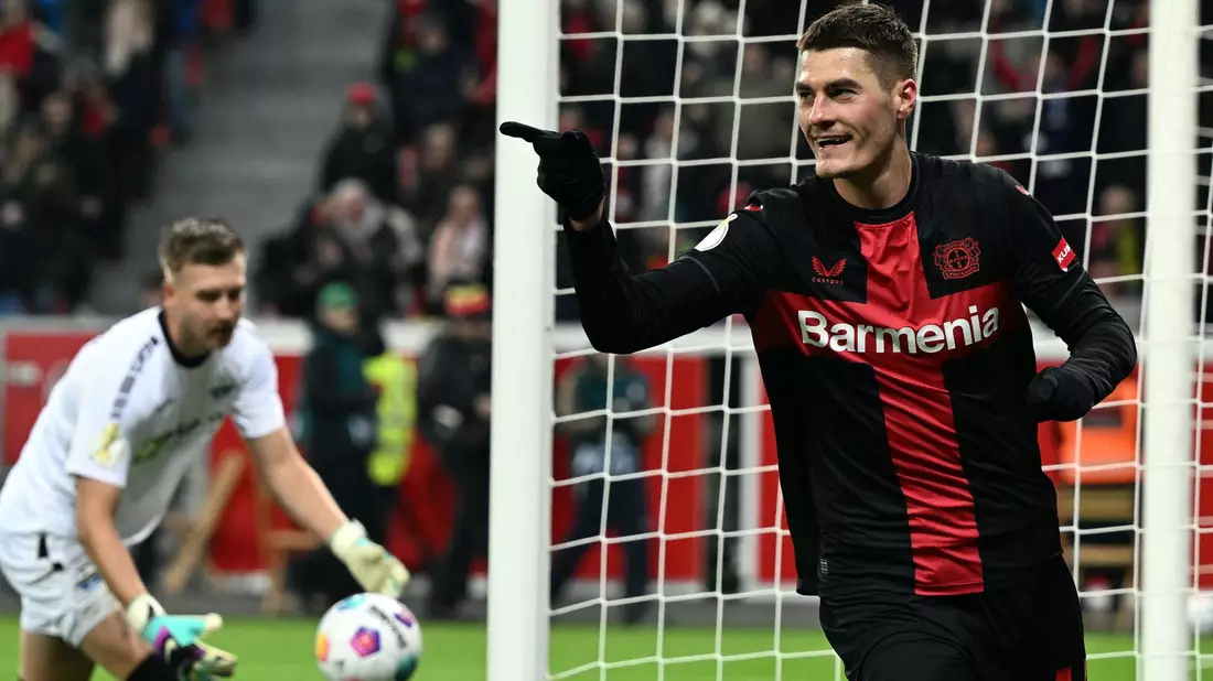 Leverkusens Patrik Schick (M) erzielt per Kopf das Tor zum 2:2. - Bild: Federico Gambarini/dpa