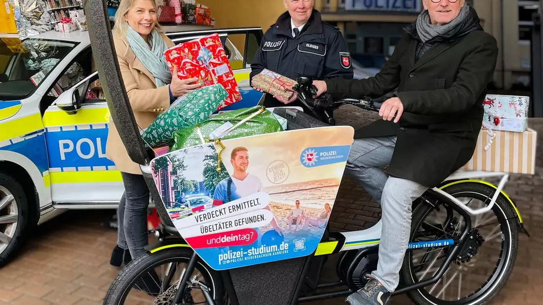 POL-OS: Blaulichtzauber in Osnabrück: Polizei erfüllt Kinderträume zur Weihnachtszeit - Bild: presseportal.de