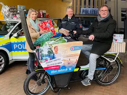 POL-OS: Blaulichtzauber in Osnabrück: Polizei erfüllt Kinderträume zur Weihnachtszeit - Foto: presseportal.de
