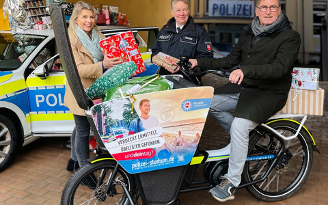 POL-OS: Blaulichtzauber in Osnabrück: Polizei erfüllt Kinderträume zur Weihnachtszeit - Foto: presseportal.de
