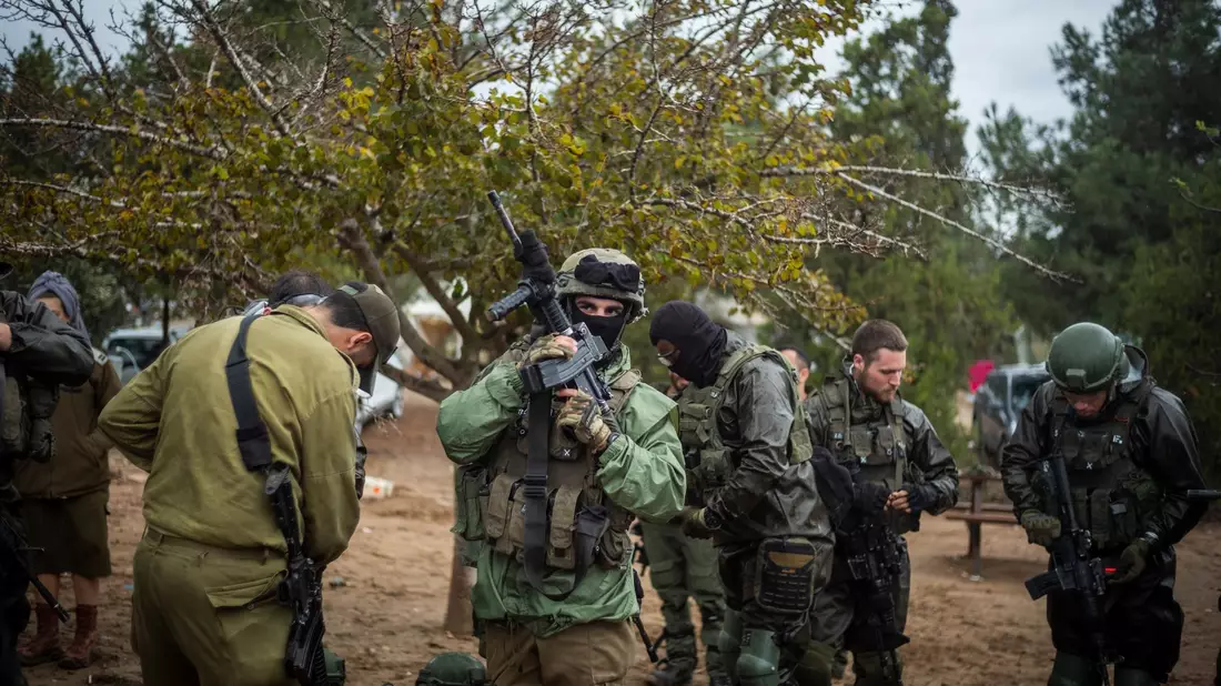 Teil der Huthi-Raketen sind in Israel auf offenem Gelände eingeschlagen. - Bild: Ilia Yefimovich/dpa