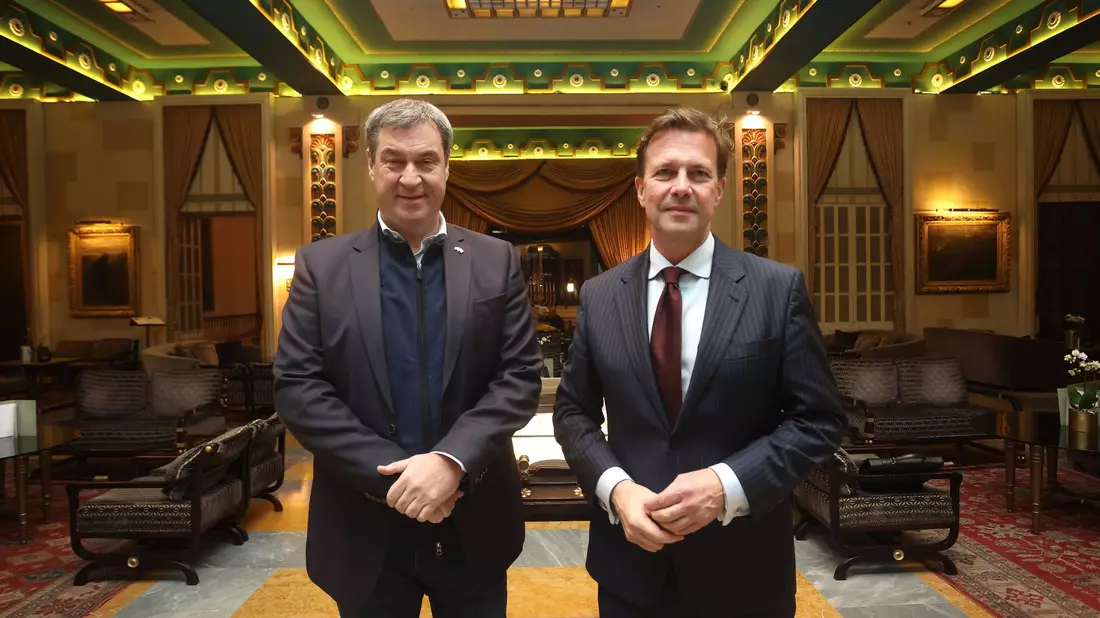 Bayerns Ministerpräsidentv Markus Söder (l) und Botschafter Steffen Seibert im King David Hotel in Tel Aviv. - Bild: Karl-Josef Hildenbrand/dpa