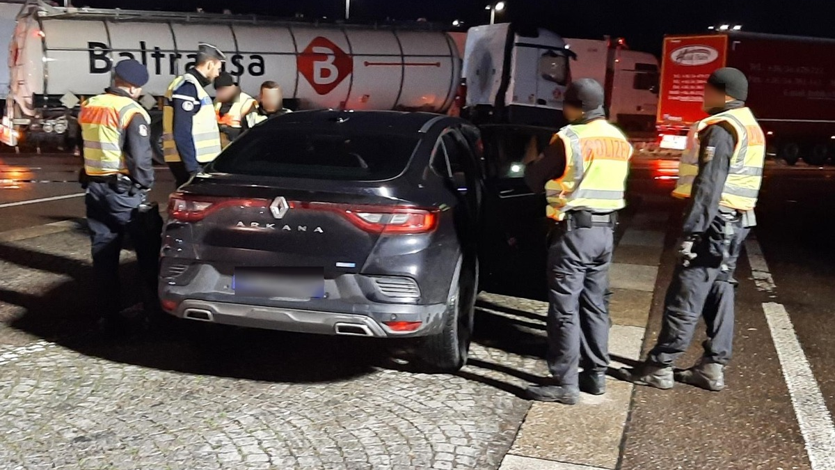 BPOL NRW: Für einige Pariser Fans endete ihre Fahrt zur Champions League Begegnung des BVB gegen PSG in Aachen - Bundespolizei stellt diverse pyrotechnische Gegenstände, Sturmhauben, Schlagwerkzeuge sicher - Foto: presseportal.de