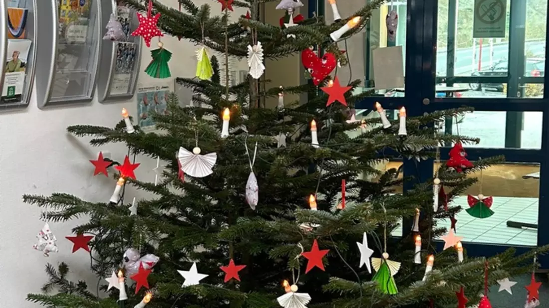 POL-PDMY: Weihnachtsbaumschmück-Tradition bei der Polizei Cochem - Bild: presseportal.de
