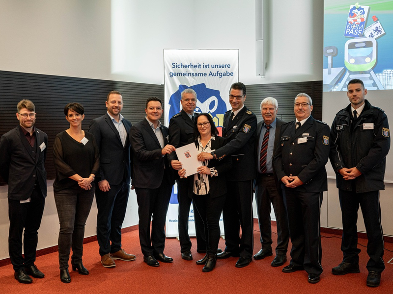 POL-MTK: Gemeinsame Pressemitteilung des Polizeipräsidiums Westhessen und der Stadt Hofheim am Taunus - Teilnahme als Modellkommune am Pilotprojekt KOMPASSbahnhof - Foto: presseportal.de