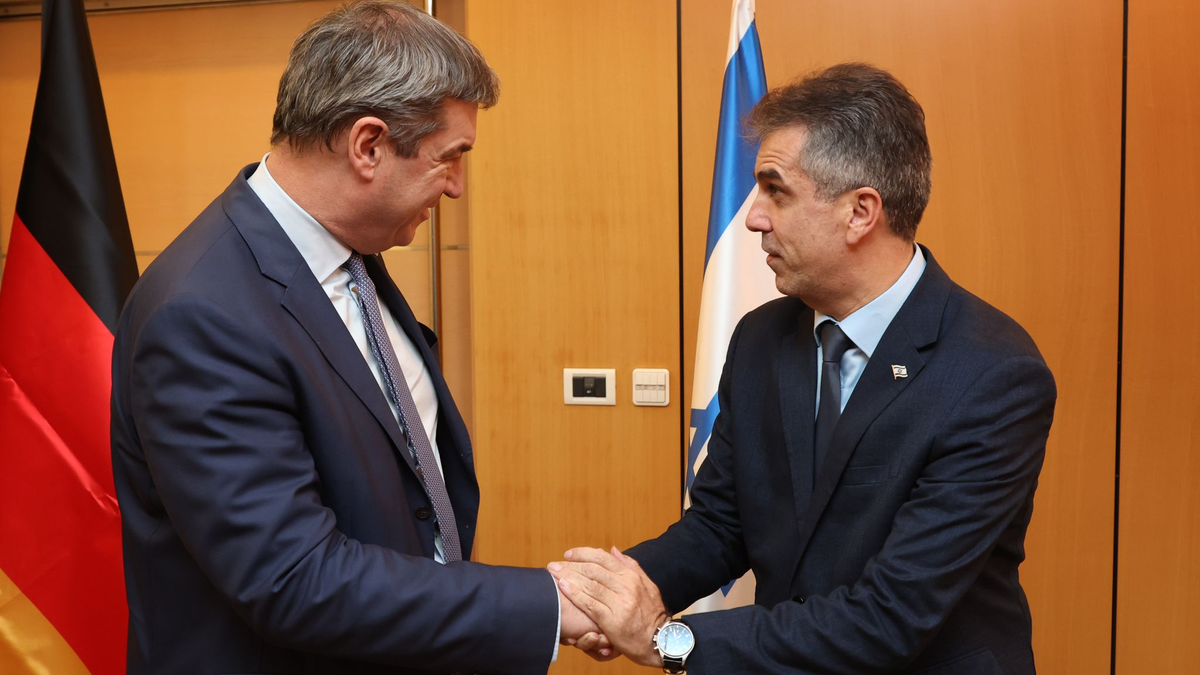 Markus Söder (l) wird in Jerusalem vom israelischen Außenminister Eli Cohen empfangen. - Foto: Karl-Josef Hildenbrand/dpa