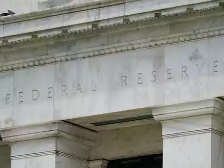 Das Gebäude der Federal Reserve (Fed) in Washington. - Foto: Patrick Semansky/AP/dpa