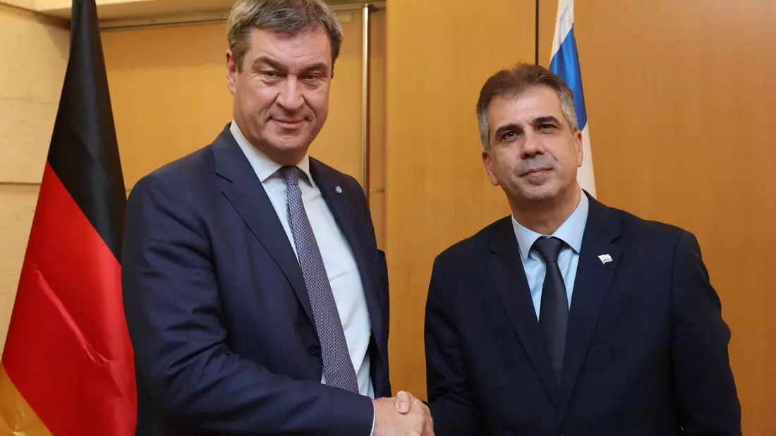 Der bayerische Ministerpräsident Markus Söder (l) wird von dem israelischen Außenminister Eli Cohen begrüßt. - Bild: Karl-Josef Hildenbrand/dpa