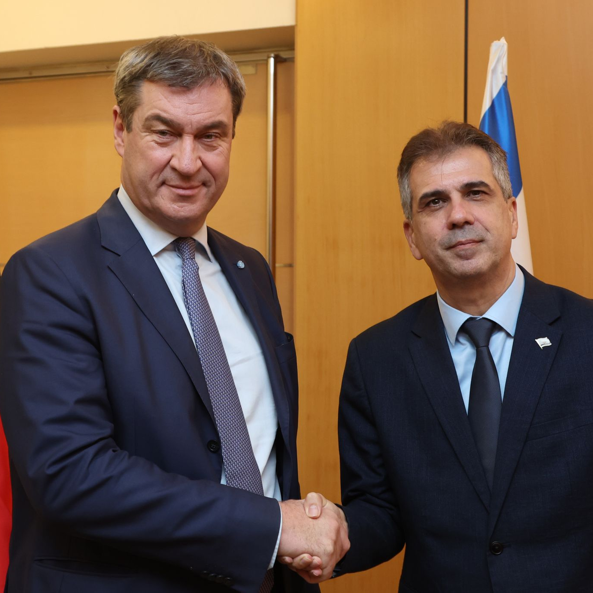 Der bayerische Ministerpräsident Markus Söder (l) wird von dem israelischen Außenminister Eli Cohen begrüßt. - Foto: Karl-Josef Hildenbrand/dpa