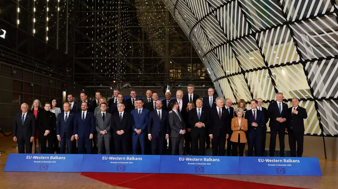 Das traditionelle Gruppenfoto der Staats- und Regierungschefs der Europäischen Union und der westlichen Balkanstaaten in Brüssel. - Bild: Omar Havana/AP/dpa